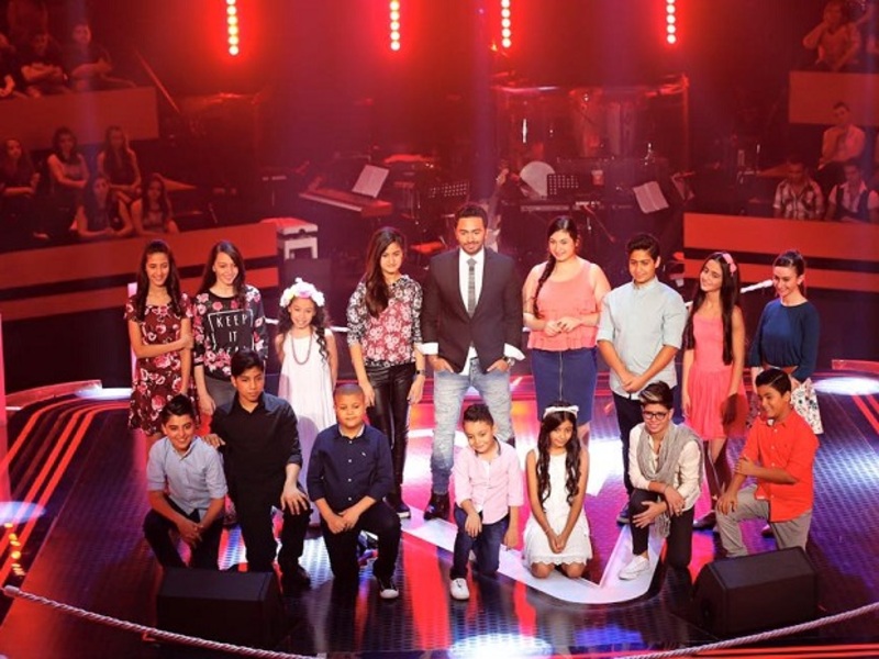 فيديو تامر حسني وفريقه في The Voice Kids يسجلون أول أغنياتهم
